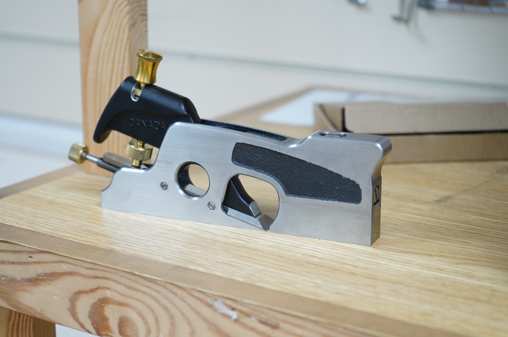 A boxed Veritas medium shoulder plane (05P41.01), with paperwork